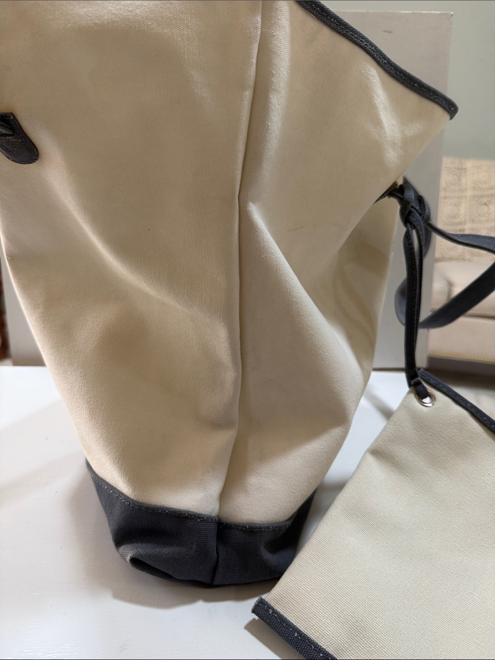 Ralph Lauren White/Cream Canvas Bag Tote with Black Trim and Matching Zip Pouch - Picture 16 of 16